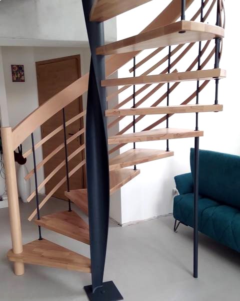 escalier en bois avec colonne en métal - exemple de création d'Escaliers Jura